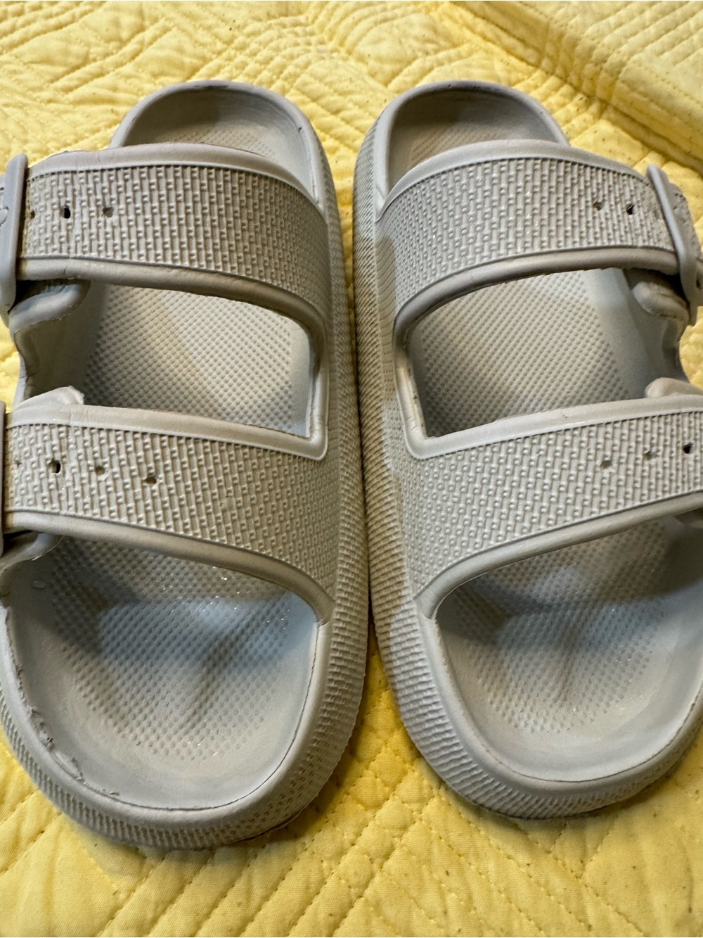 Women Slides sandals Size SmallNeutral Gray Closed-Toe Slide Sandals